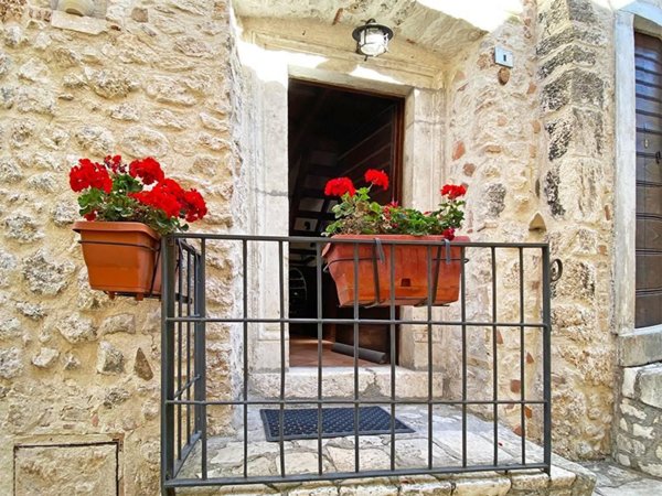 casa indipendente in vendita a L'Aquila in zona Pettino