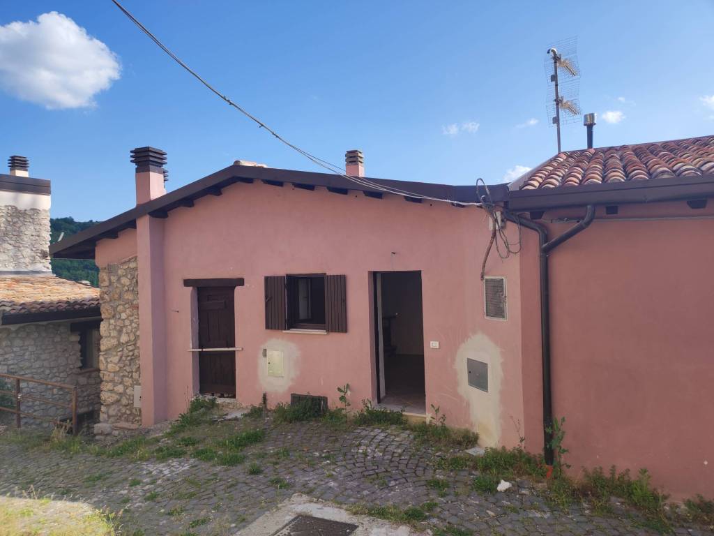 casa indipendente in vendita a L'Aquila in zona Paganica
