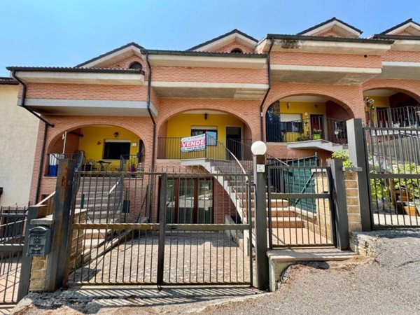 casa indipendente in vendita a L'Aquila in zona Preturo