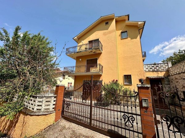 casa indipendente in vendita a L'Aquila