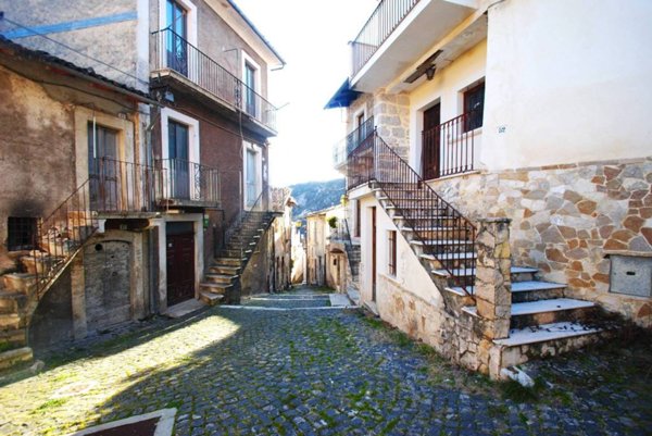 casa indipendente in vendita a L'Aquila in zona Assergi