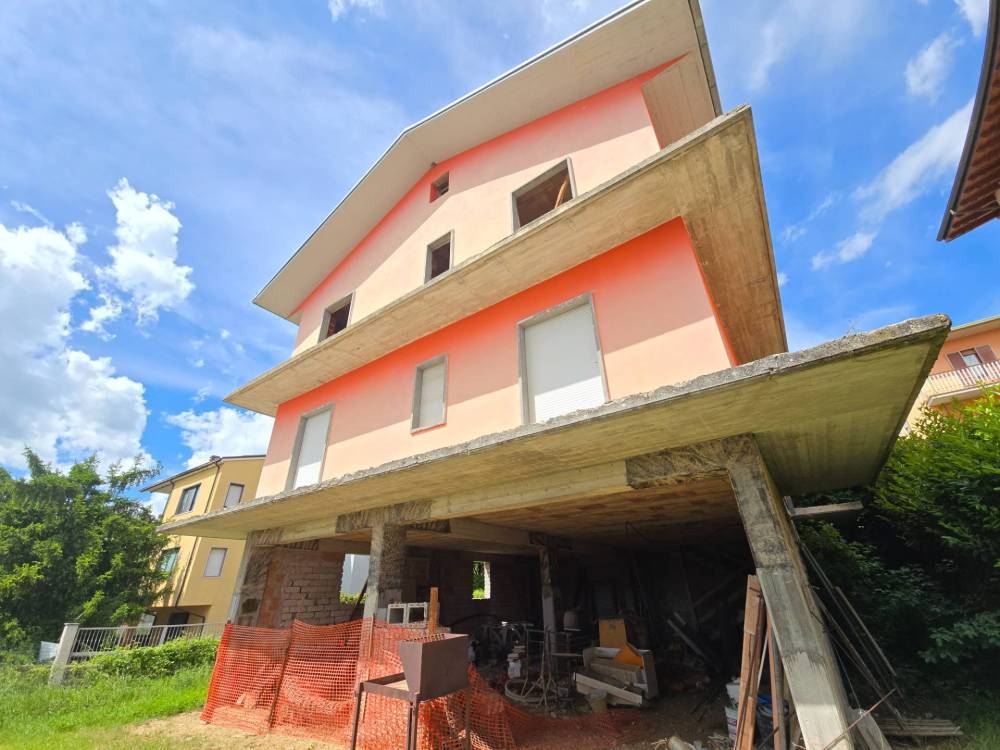 casa indipendente in vendita a L'Aquila in zona Arischia
