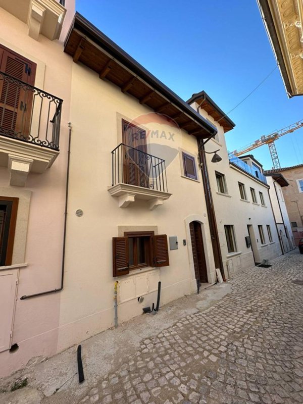 casa indipendente in vendita a L'Aquila in zona Centro Città