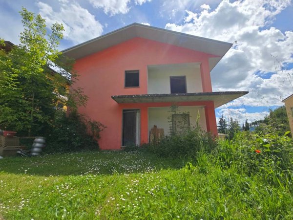 casa indipendente in vendita a L'Aquila in zona Assergi
