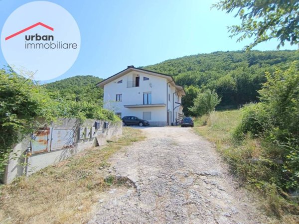 casa indipendente in vendita a L'Aquila in zona Preturo
