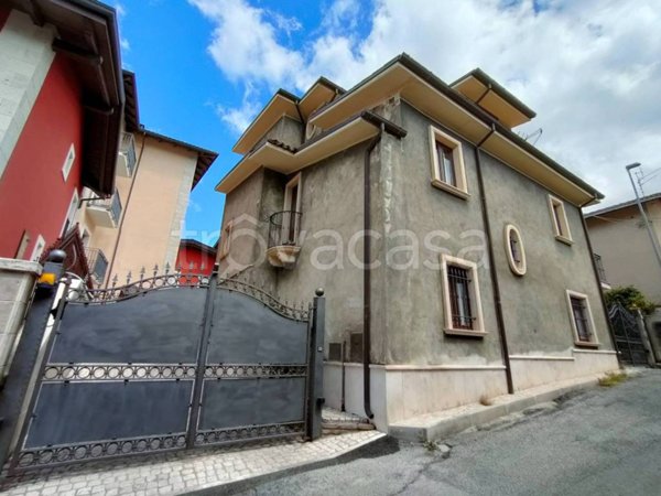 casa indipendente in vendita a L'Aquila in zona San Sisto