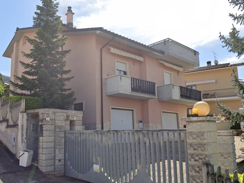 casa indipendente in vendita a L'Aquila in zona Cansatessa