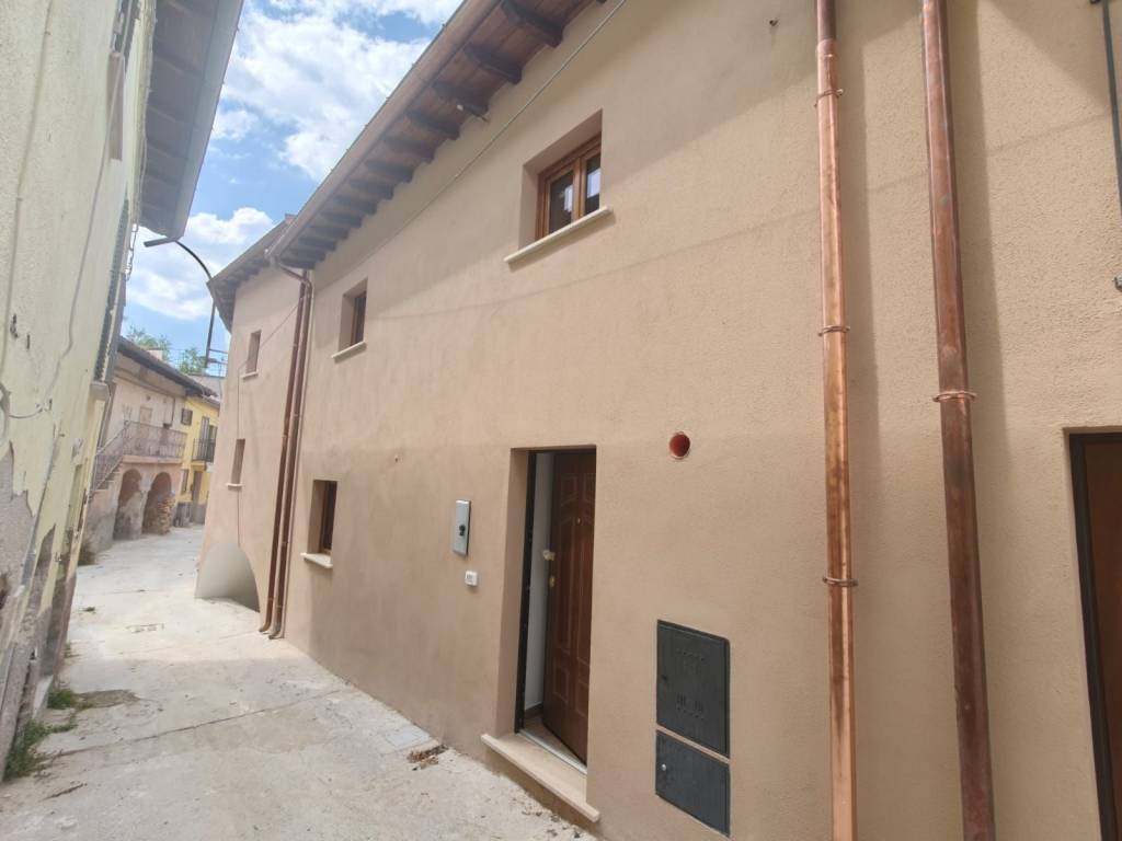 casa indipendente in vendita a L'Aquila in zona Pianola