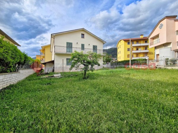 casa indipendente in vendita a L'Aquila in zona Pettino