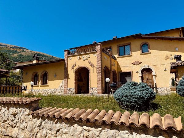 casa indipendente in vendita a L'Aquila