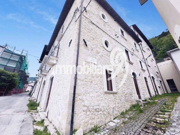 casa indipendente in vendita a L'Aquila