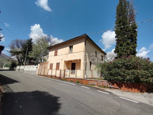 casa indipendente in vendita a L'Aquila in zona Preturo