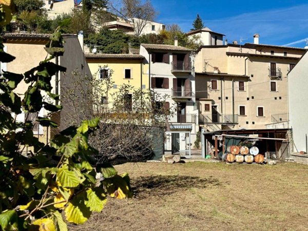 casa indipendente in vendita a L'Aquila