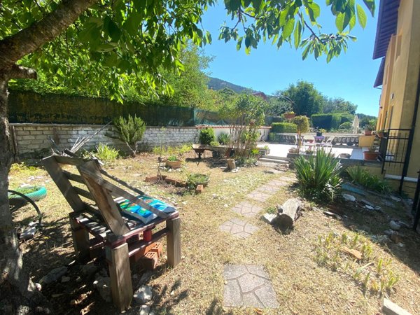 casa indipendente in vendita a L'Aquila in zona Pettino