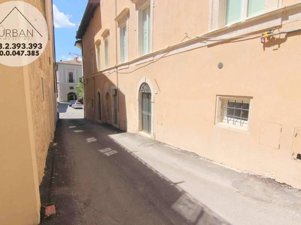 locale commerciale in vendita a L'Aquila in zona Centro Città