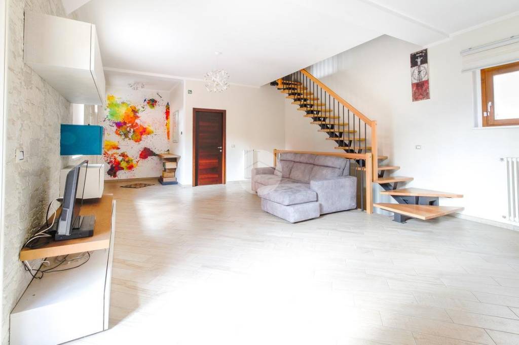 casa indipendente in vendita a L'Aquila in zona Pettino