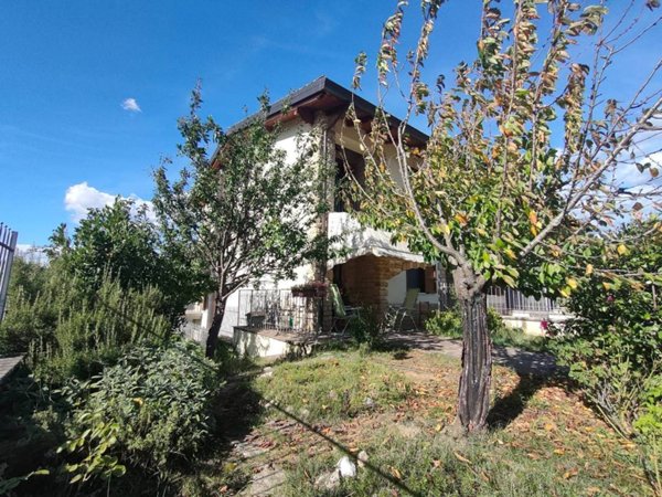 casa indipendente in vendita a L'Aquila in zona Genzano