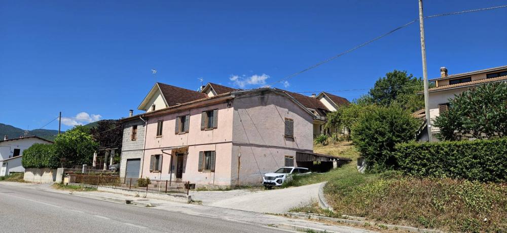 casa indipendente in vendita a L'Aquila