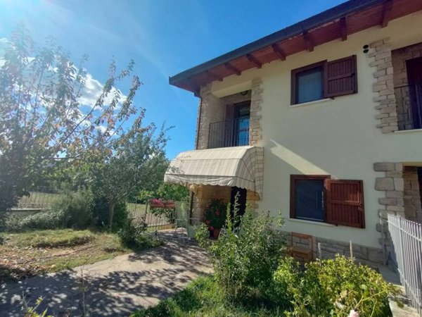 casa indipendente in vendita a L'Aquila in zona Genzano