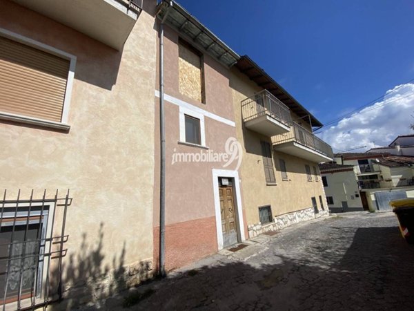 casa indipendente in vendita a L'Aquila in zona Monticchio/frazione Bagno