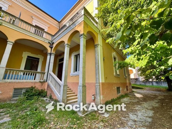 appartamento in vendita a L'Aquila in zona Preturo