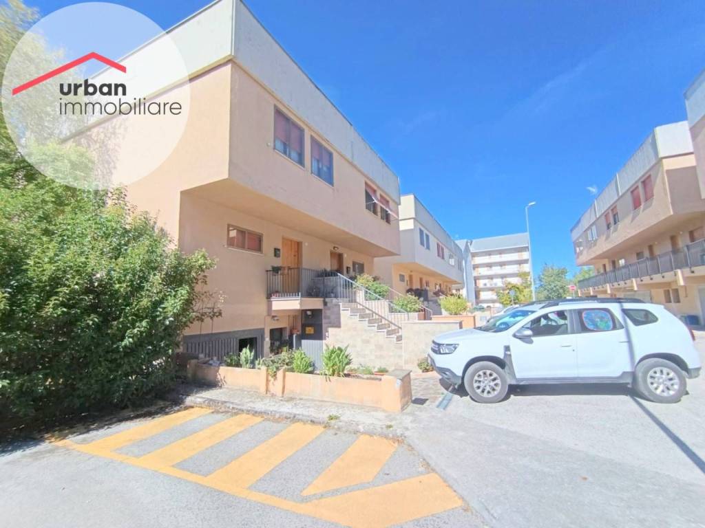 casa indipendente in vendita a L'Aquila in zona Pettino