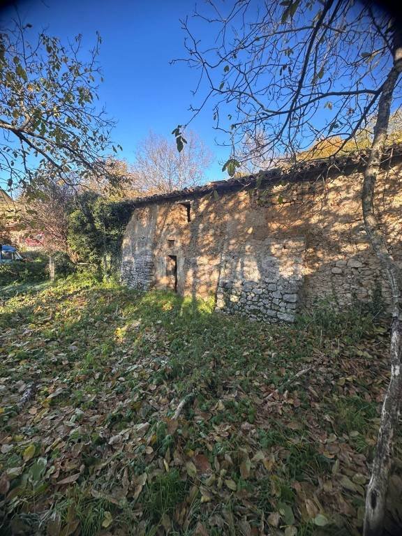 casa indipendente in vendita a L'Aquila in zona Assergi