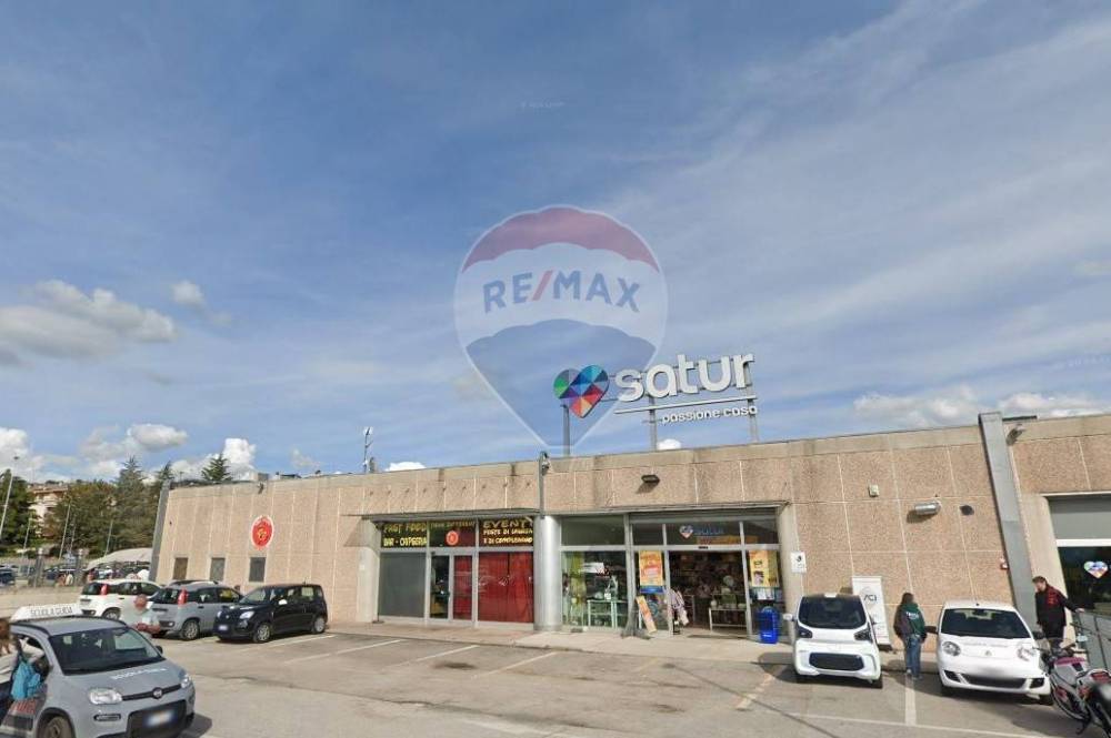 locale commerciale in vendita a L'Aquila