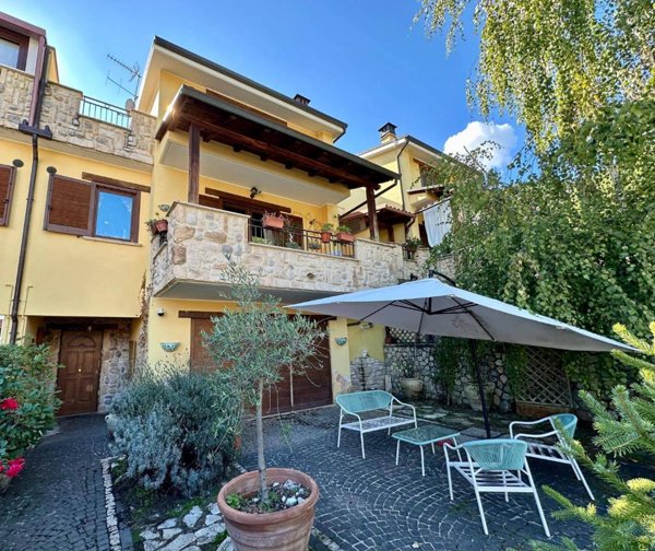casa indipendente in vendita a L'Aquila in zona Preturo