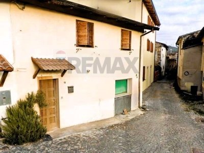 casa indipendente in vendita a L'Aquila in zona Colle di Roio