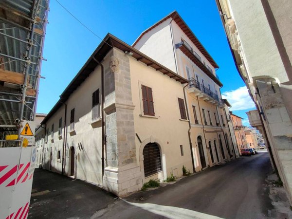 casa indipendente in vendita a L'Aquila in zona Centro Città