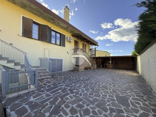 casa indipendente in vendita a L'Aquila in zona Pettino