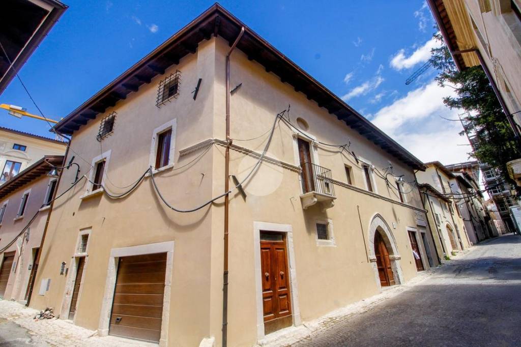 negozio in vendita a L'Aquila in zona Centro Città