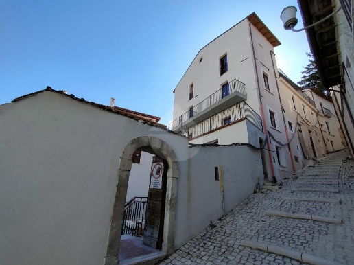 casa indipendente in vendita a L'Aquila in zona Centro Città