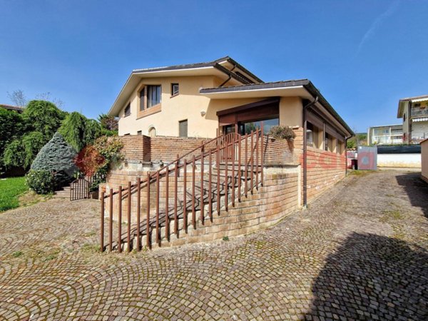 casa indipendente in vendita a L'Aquila in zona Tempera