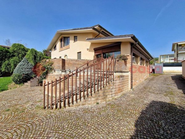 casa indipendente in vendita a L'Aquila in zona Tempera