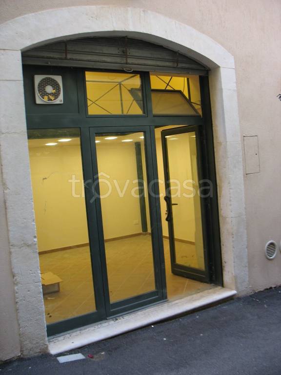 negozio in vendita a L'Aquila in zona Centro Città