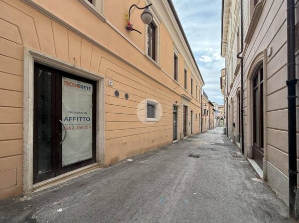 negozio in vendita a L'Aquila in zona Centro Città
