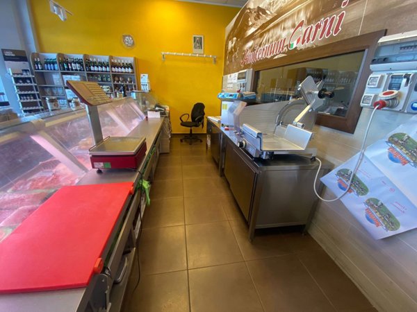 negozio in vendita a L'Aquila in zona Pettino