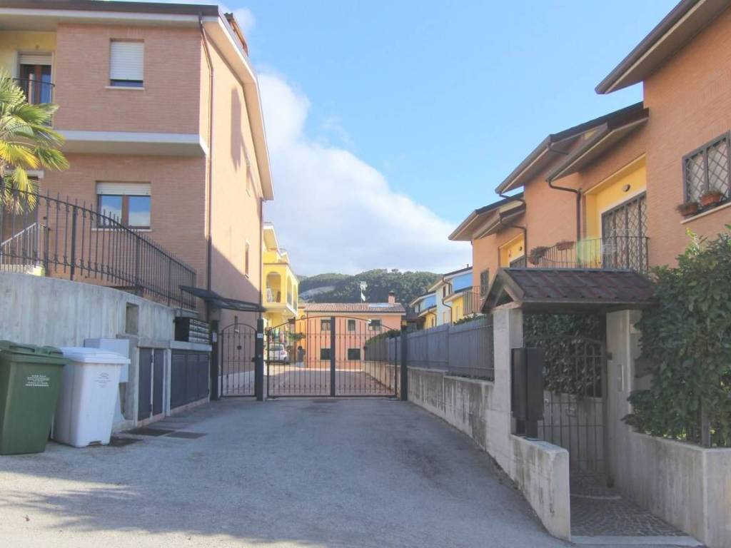 casa indipendente in vendita a L'Aquila in zona San Sisto