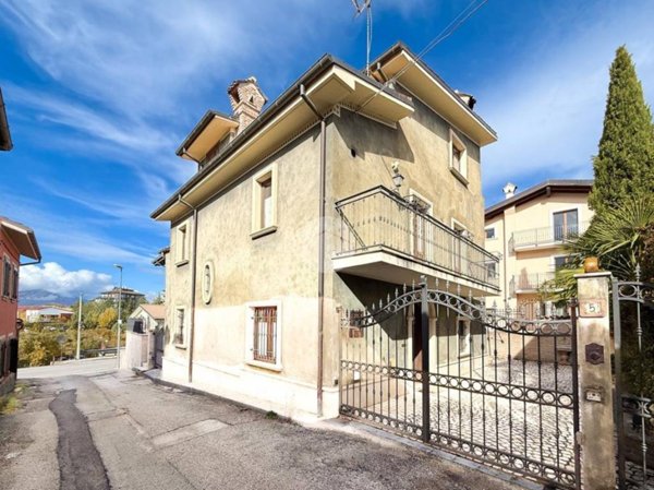casa indipendente in vendita a L'Aquila in zona San Sisto