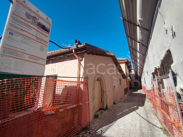 casa indipendente in vendita a L'Aquila in zona Centro Città