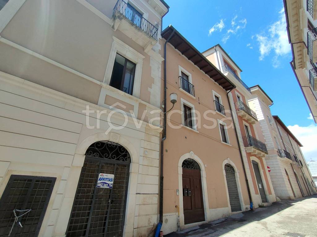 casa indipendente in vendita a L'Aquila in zona Centro Città