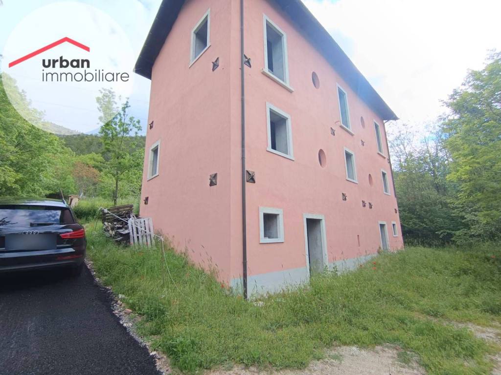 casa indipendente in vendita a L'Aquila in zona Pettino