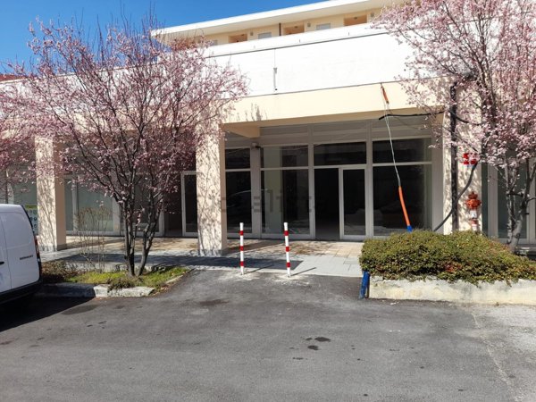 locale commerciale in vendita a L'Aquila