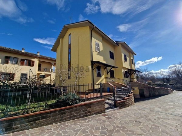 casa indipendente in vendita a L'Aquila in zona Tempera