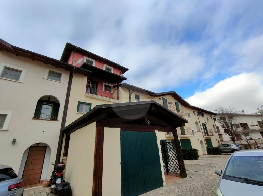 casa indipendente in vendita a L'Aquila in zona Pianola