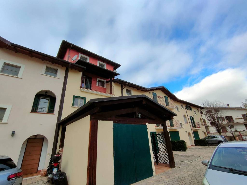 casa indipendente in vendita a L'Aquila in zona Pianola