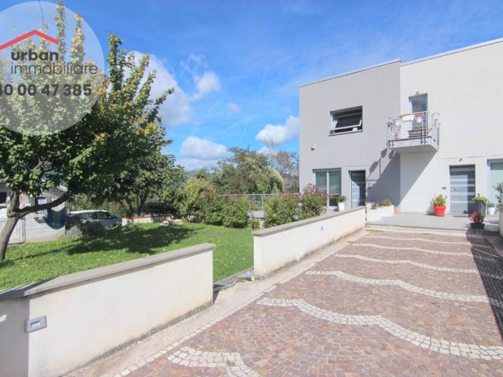 quadrivano in vendita a L'Aquila in zona Colle Di Sassa