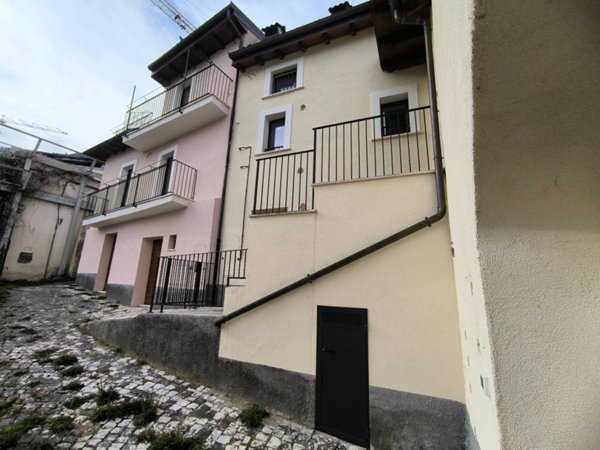 casa indipendente in vendita a L'Aquila in zona Monticchio/frazione Bagno